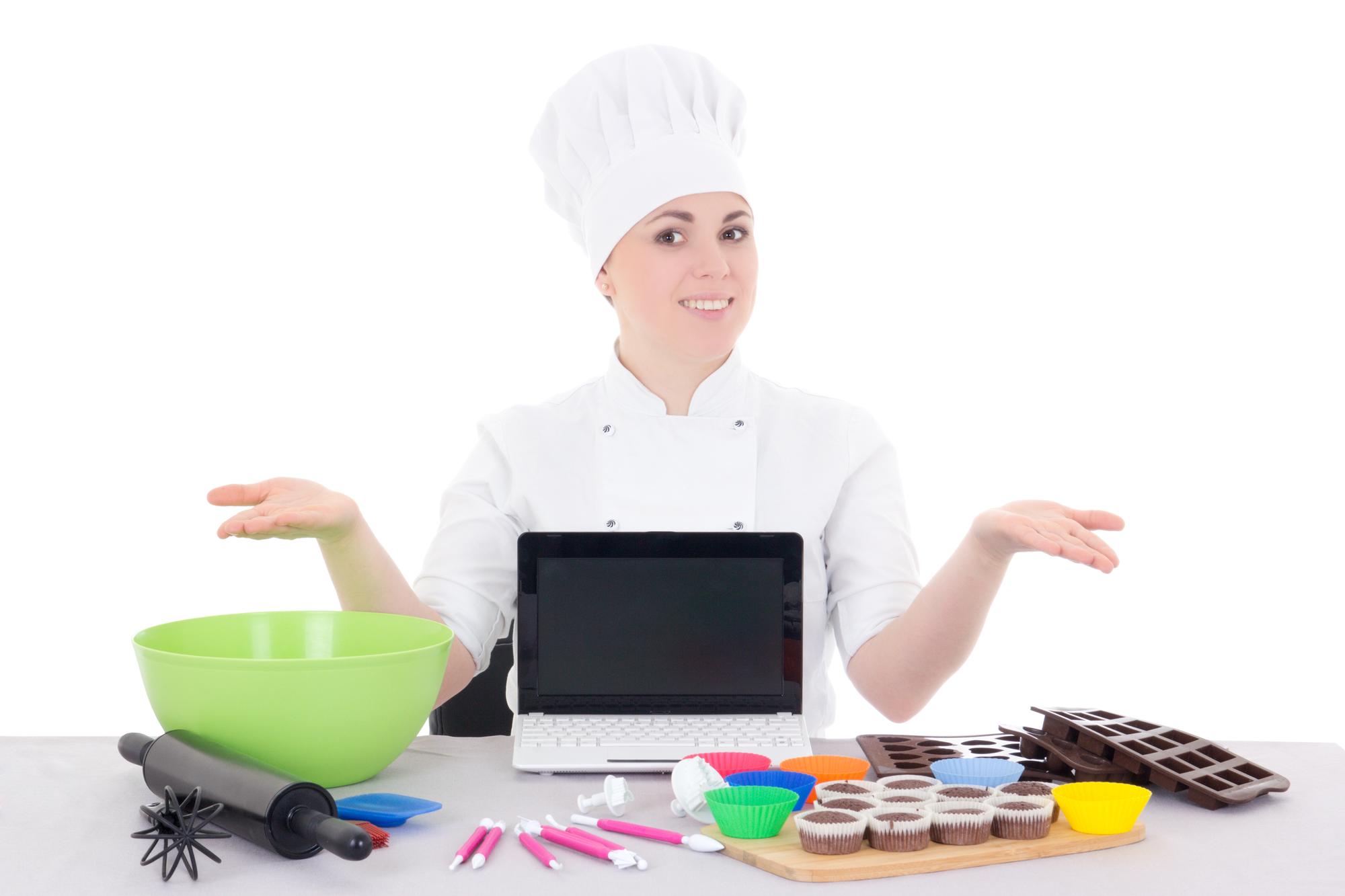 Cucina laboratorio con chef che spiega a piccolo gruppo