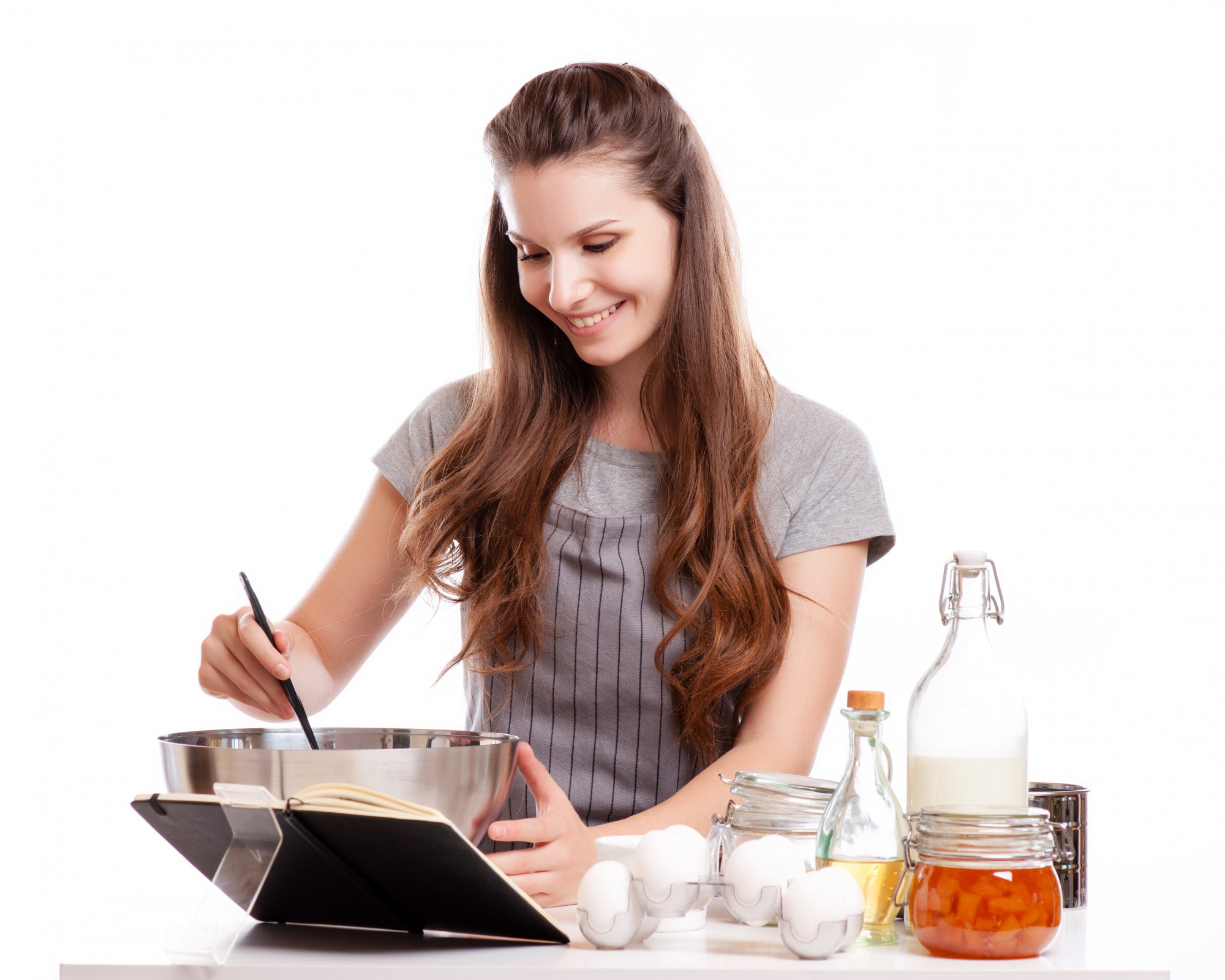 Studente segue la ricetta sul laptop in cucina