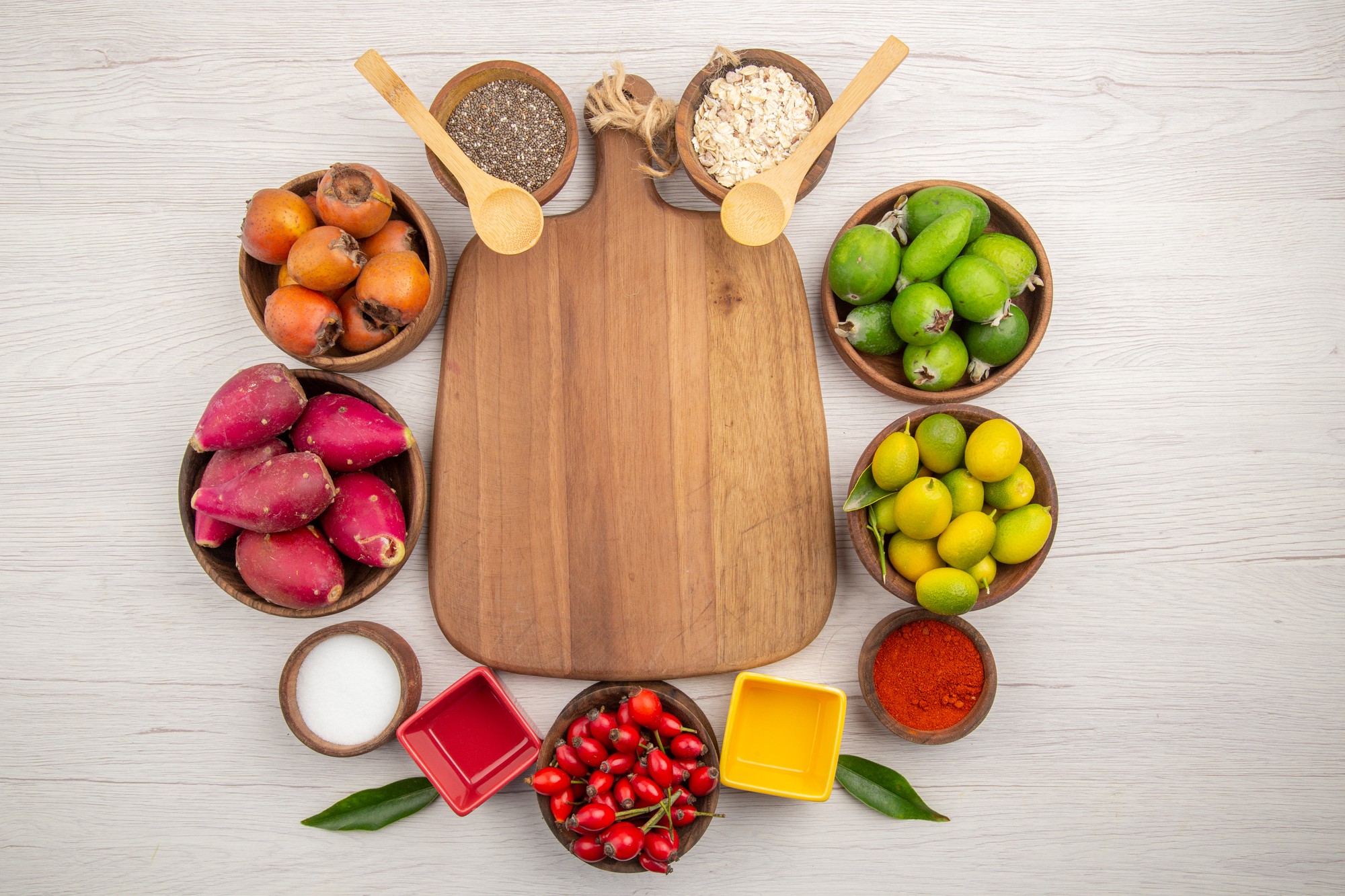 Tagliere con ingredienti colorati disposti