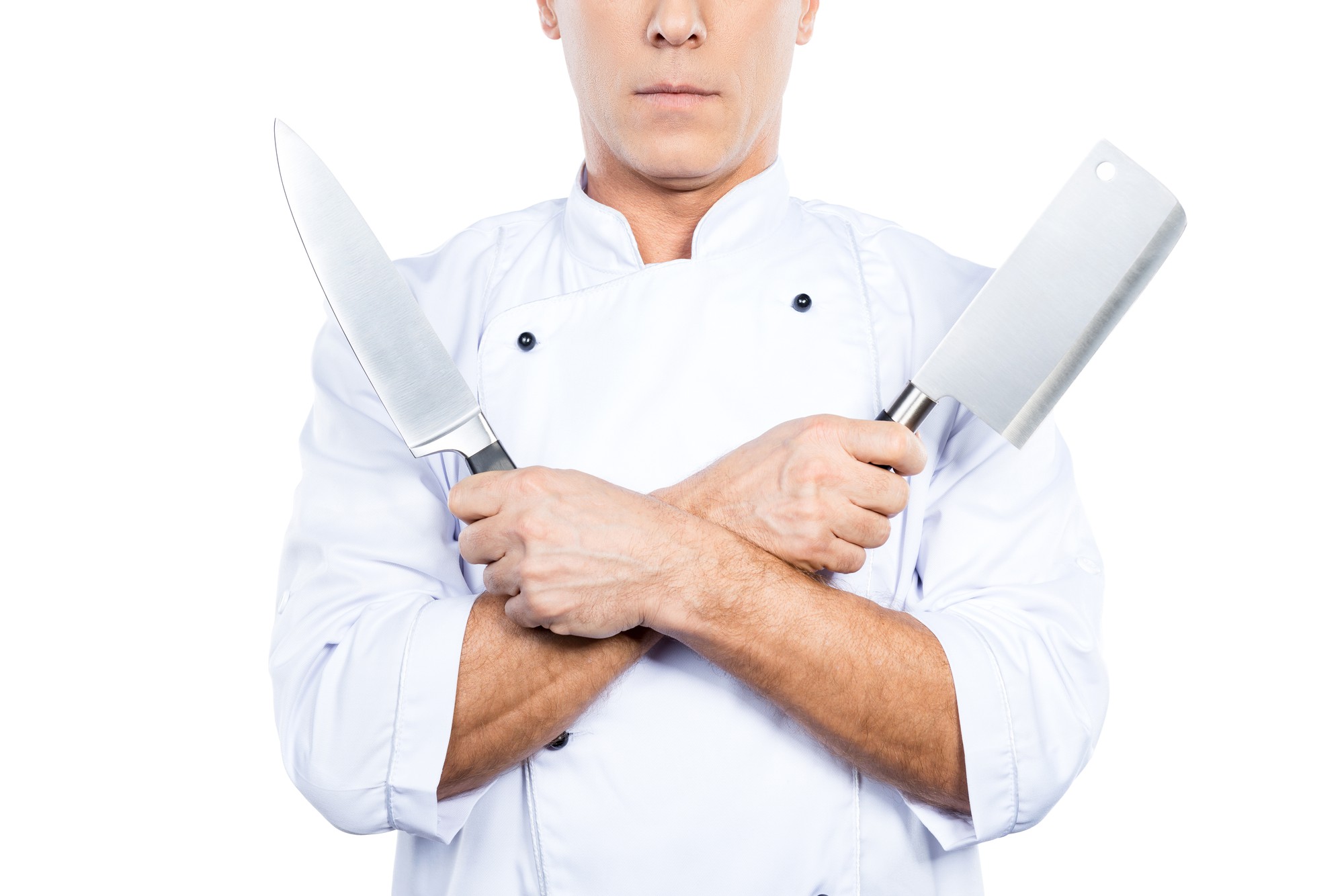 Chef che mostra una tecnica con coltello su tagliere