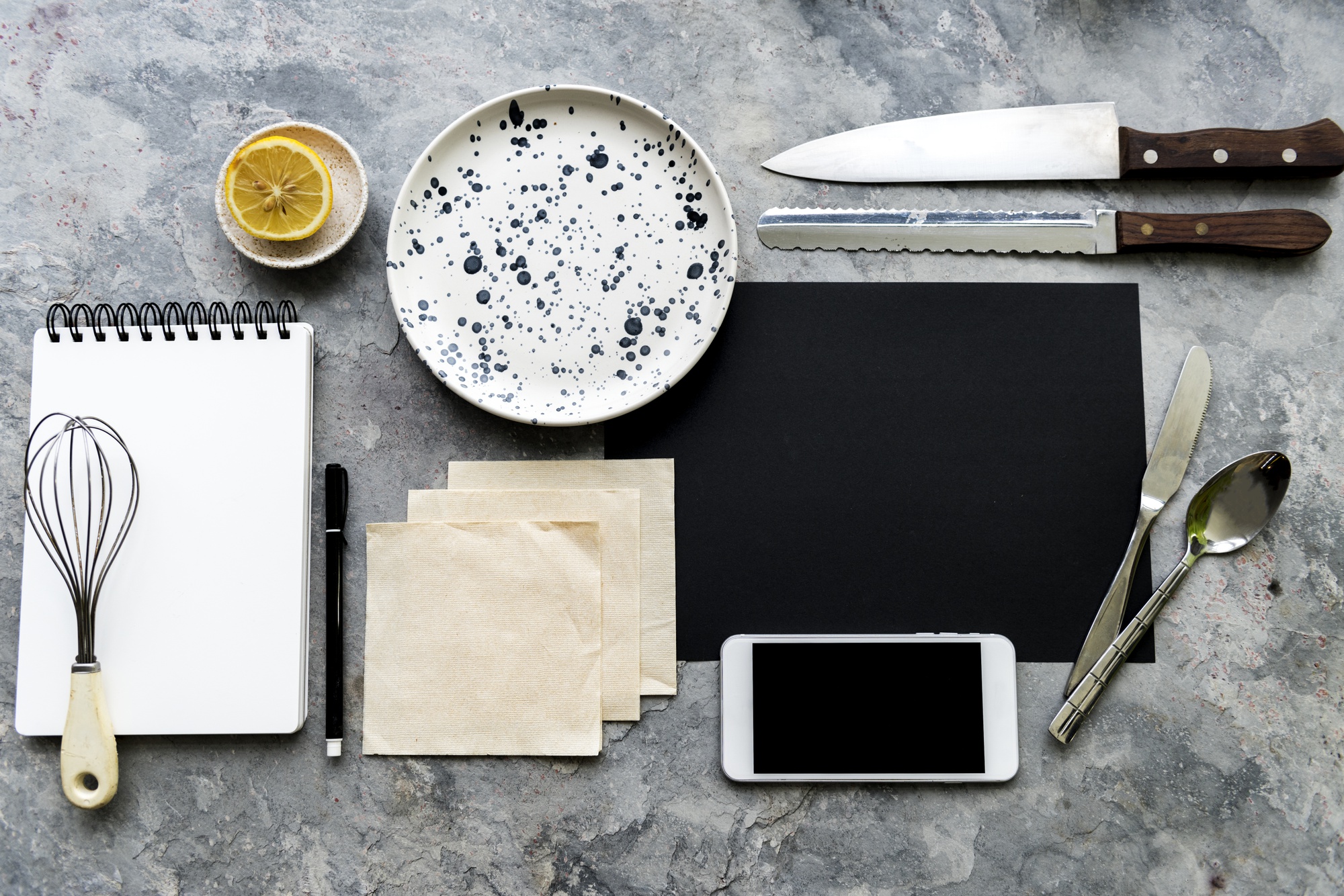 Set di utensili da cucina disposti con cura
